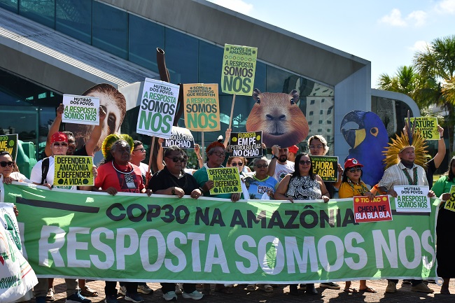 Protesters Bring “Planet in Crisis” to COP30 Headquarters in Belém